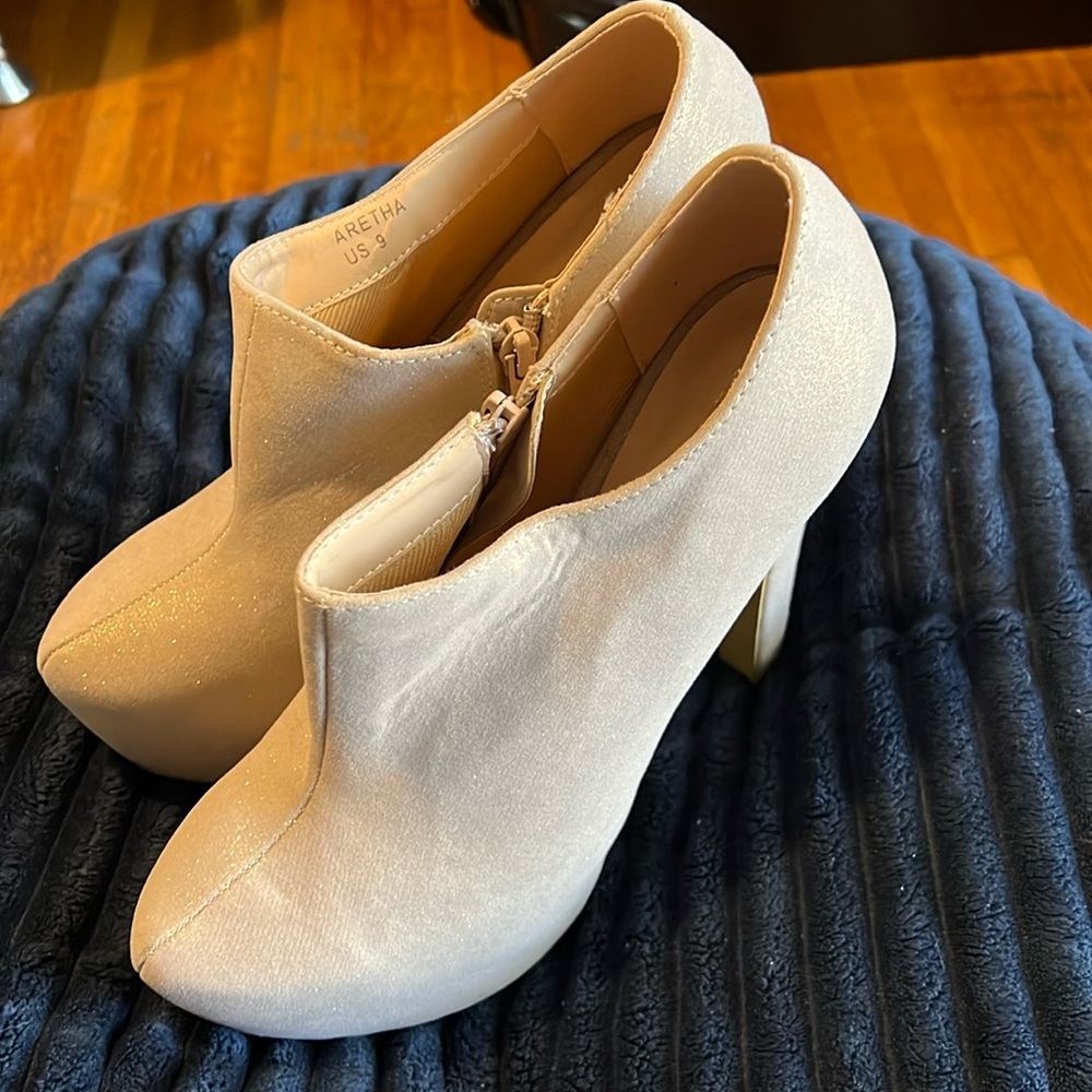 Paperfox Aretha Shootie Gold Size 9 BNWOB